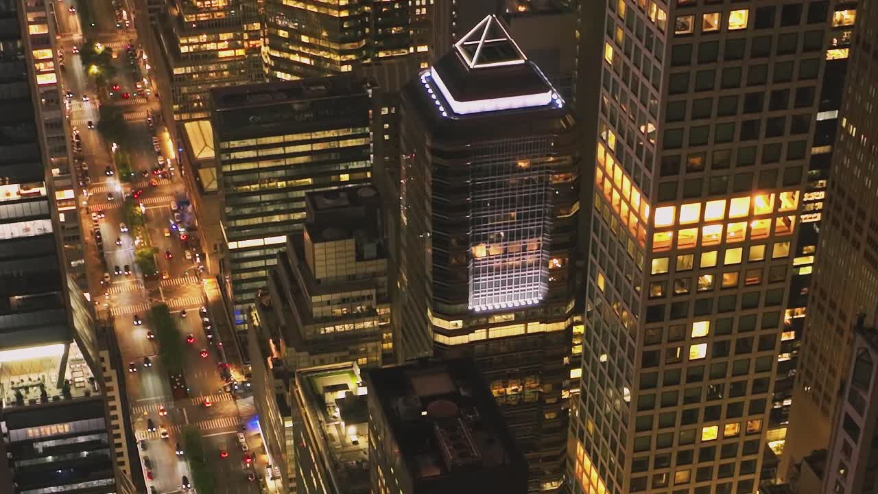 Vista Aérea Noturna de Arranha-céus Iluminados de Midtown Manhattan