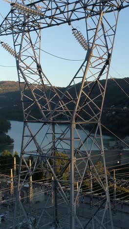 elektrischer turm, luftansicht, vertikales video