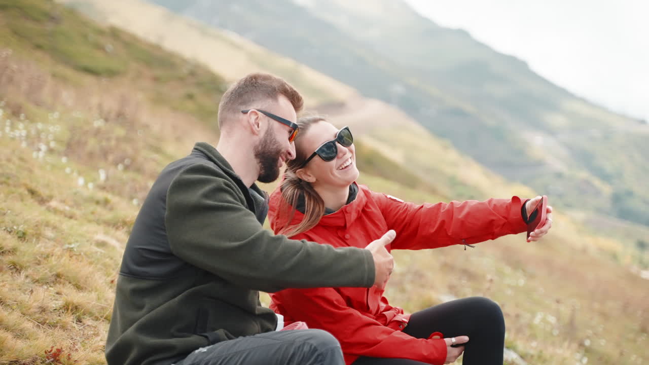 coppia che fa un selfie in montagna