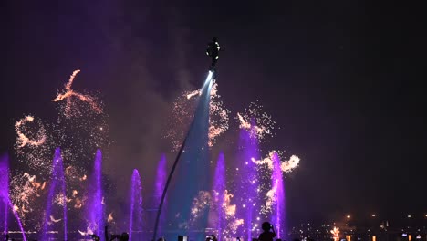 4k: impresionante espectáculo de fuegos artificiales y flyboard led 2023, celebrado en el paseo marítimo al majaz de sharjah, emiratos árabes unidos