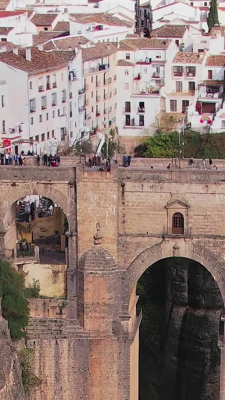 Ponte storico a Malaga, Spagna, con vista sulla città e sulle persone