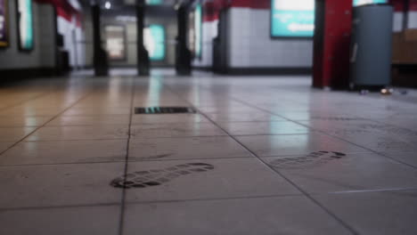 estación de metro subterránea oscura y vacía