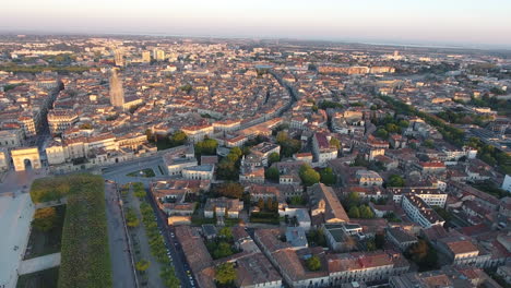 Montpellier-Promenade-Du-Peyrou-Luftdrohnenansicht-Sonnenuntergang