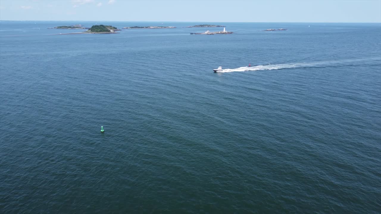 바다에서 운전하는 보트