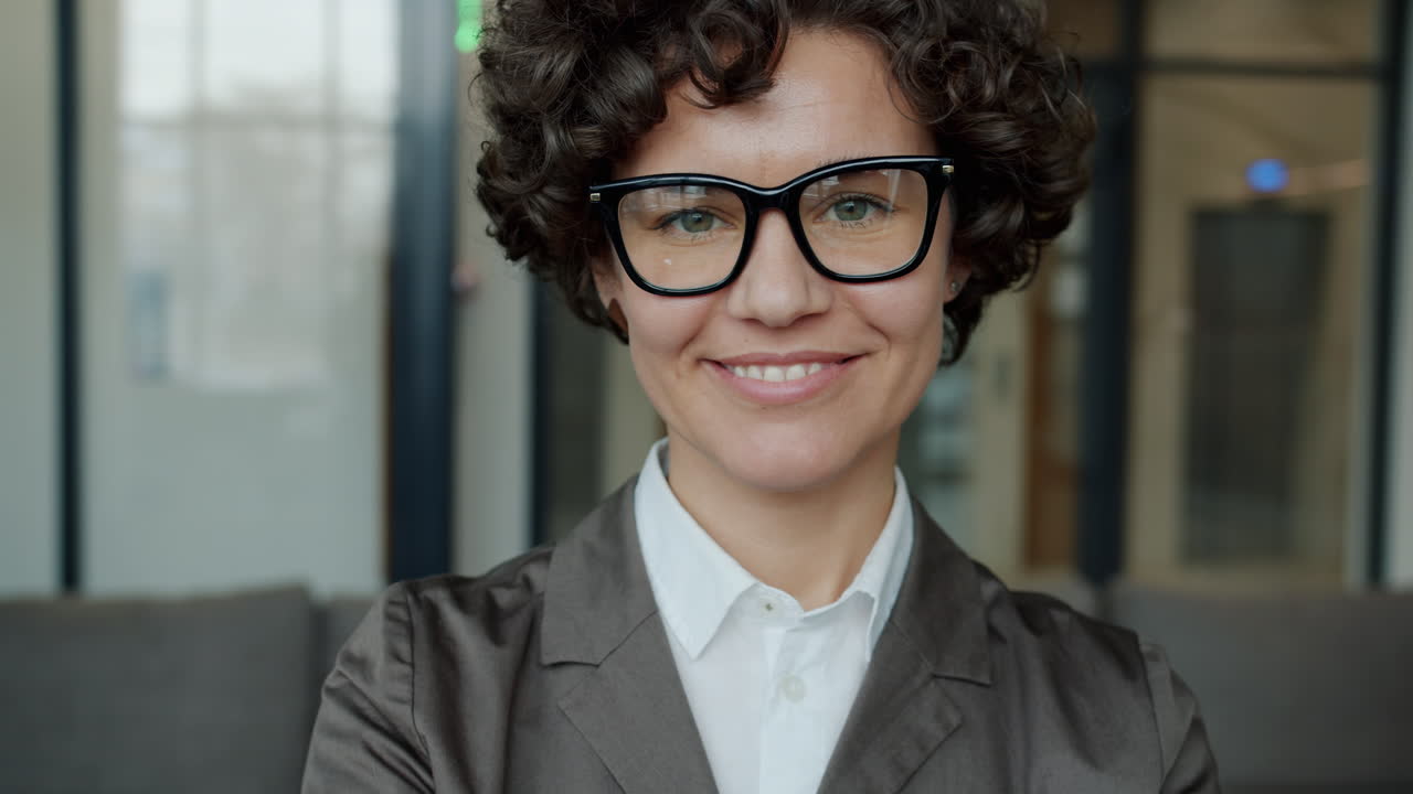 Una donna d'affari sorridente in ufficio