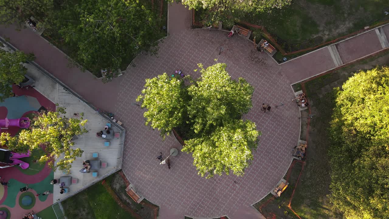 personas caminando en un parque público al atardecer, ciudad de buenos aires en argentina