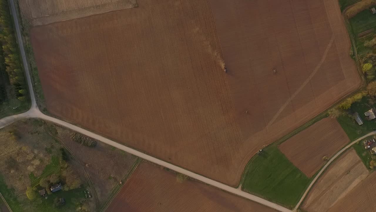 campos de siembra con tractor y sembradora en vista aérea de campo polvoriento