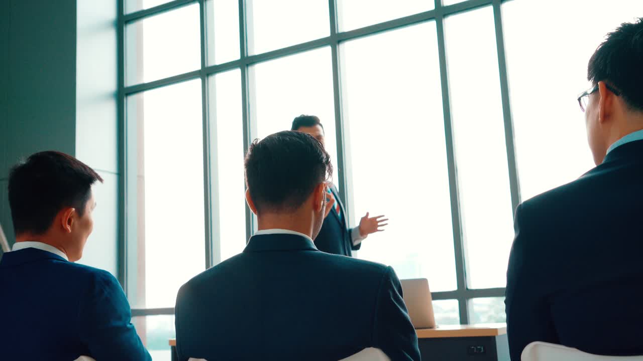 세미나 컨퍼런스 에서 모인 사업가 들 의 그룹