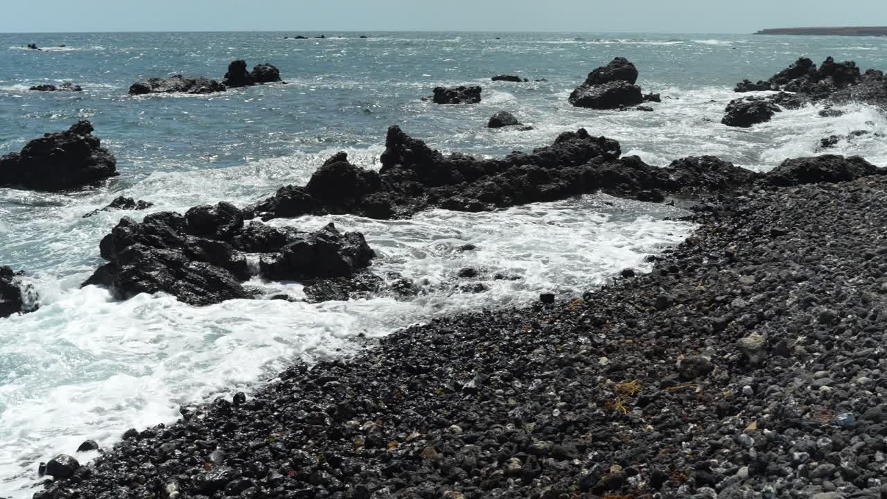 las olas del océano salpicando sobre la costa rocosa de tenerife, las galletas