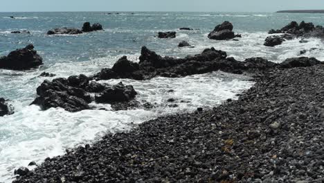 Olas-Del-Mar-Chapoteando-Sobre-La-Costa-Rocosa-De-Tenerife,-Las-Galletas