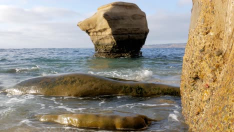 Ocean-waves-coming-towards-the-camera-in-the-beach