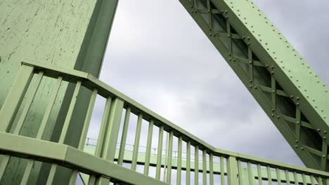 puente de acero industrial fuerte marco de soporte de haz de vigas dolly mirando hacia arriba a la derecha