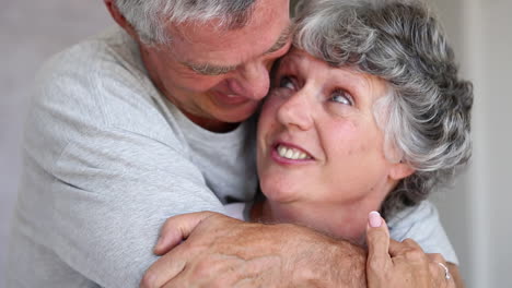 enamorados abrazándose y riéndose el uno al otro