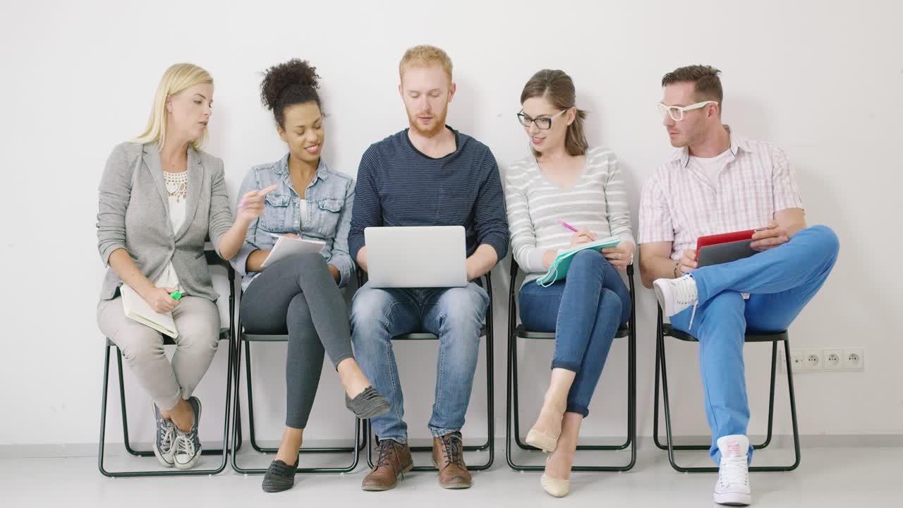 노트북에 아이디어를 보여주는 수염 난된 남자