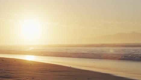 Meer-Mit-Wellen-Und-Blauem-Himmel-Am-Sonnigen-Strand