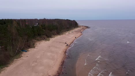 gran angular aéreo sobrevolando la playa de tuja, letonia en un día de cielo despejado