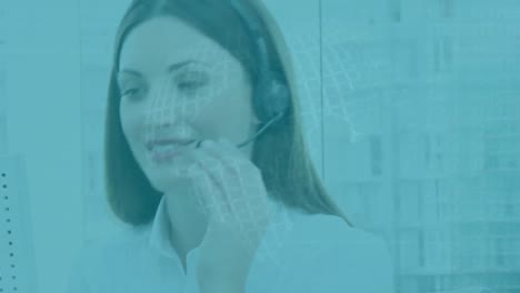 globo girando contra la mujer caucásica ejecutivo de atención al cliente hablando por teléfono auricular