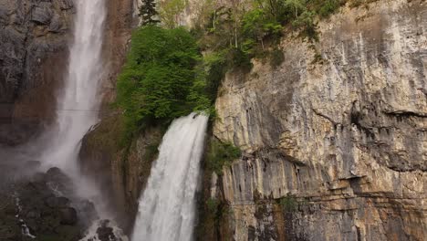 las aguas de las cascadas de seerenbachfälle que caen en cascada con gran fuerza, mostrando el poder y la belleza de la naturaleza