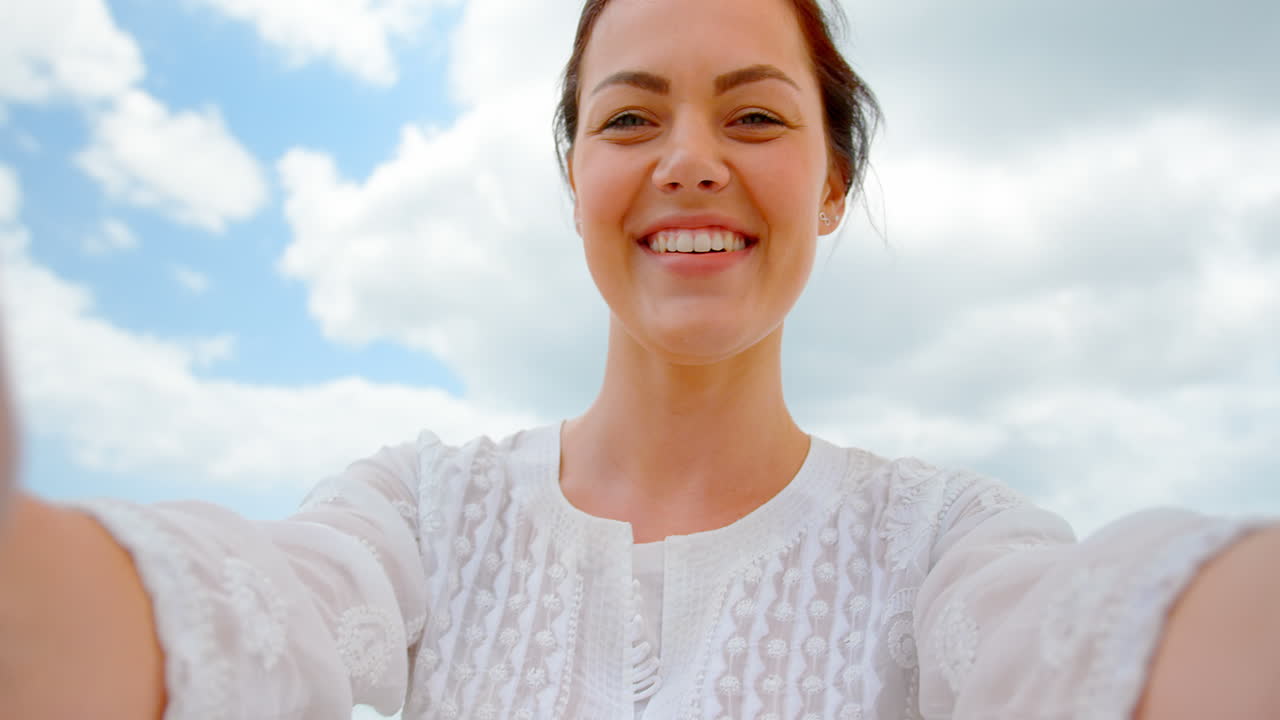 ⁇ 은 날 해변에 서 있는 젊은 백인 여성의 앞면 4k