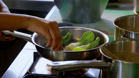 chef preparando comida en la cocina 4k