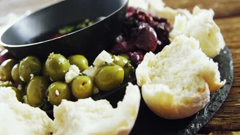 trozos de pan y aceitunas en un plato