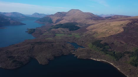 Panorámica-Aérea-Para-Revelar-A-Ben-Lomond-Sobre-Loch-Lomond,-Escocia,-Reino-Unido.