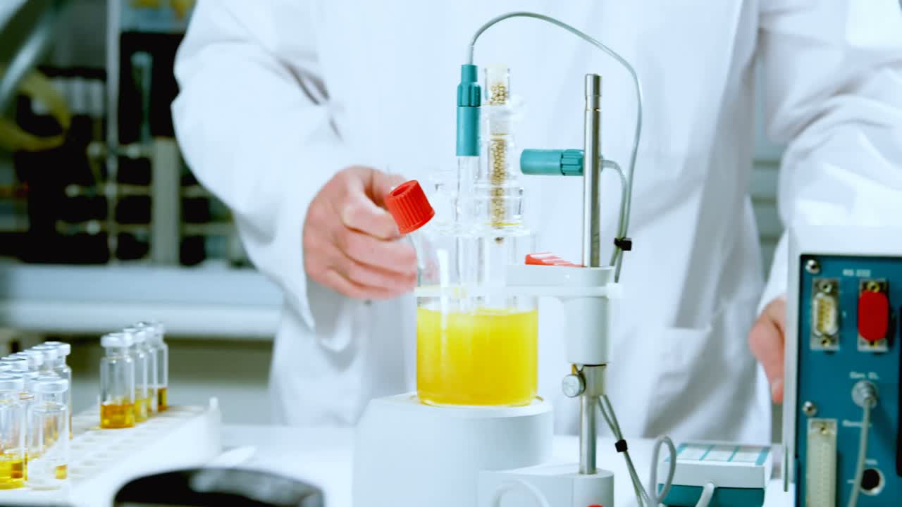 실험실에서 실험하는 남성 과학자 4k