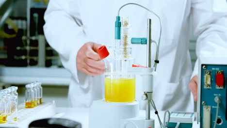 científico masculino experimentando en el laboratorio 4k