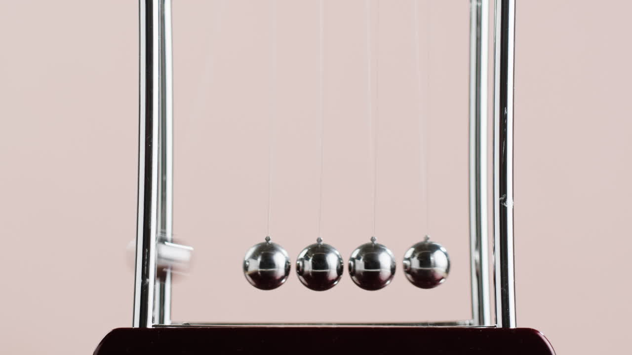 뉴턴의 요람이 움직이고 있다.