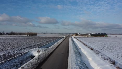 Granja-Holandesa-En-El-Pólder-En-Invierno