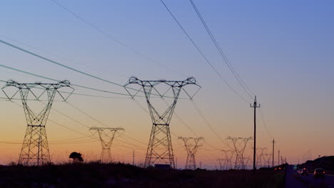 animación de los postes de electricidad al atardecer