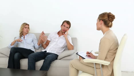 Unhappy-couple-talking-with-their-therapist