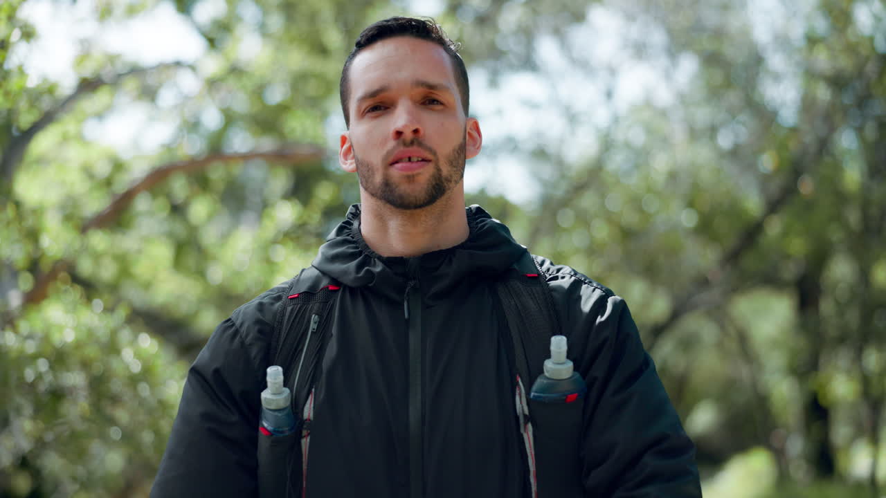 fitness, senderismo y retrato de un hombre feliz
