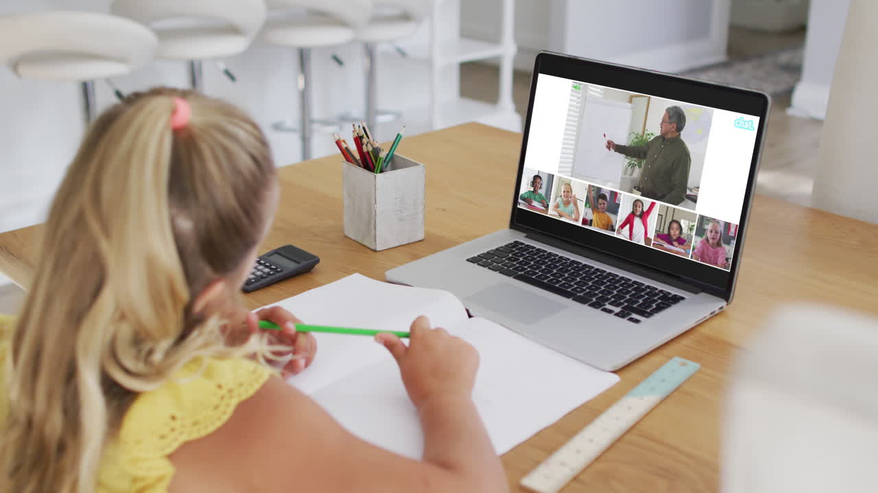 chica caucásica teniendo una videoconferencia con el maestro y los compañeros de clase en la computadora portátil en casa