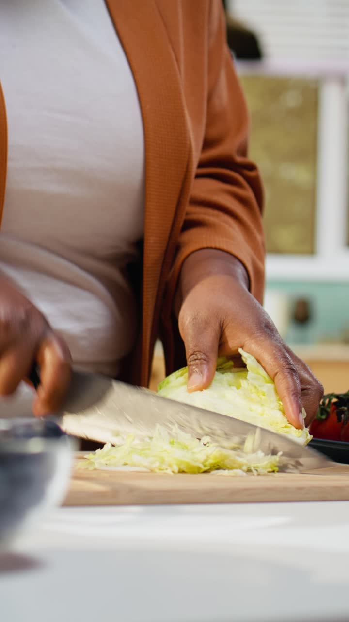 Video verticale, vlog di cucina, processo di preparazione, donna che prepara i pasti, tagliando l'insalata.