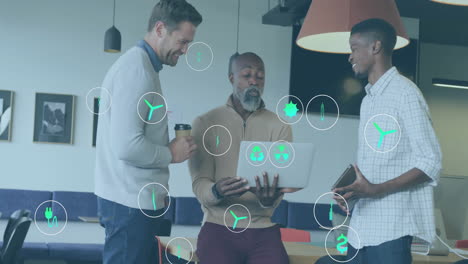 Animación-De-íconos-Ecológicos-Sobre-Diversos-Colegas-Que-Usan-Computadoras-Portátiles-Y-Discuten-El-Trabajo-En-La-Oficina