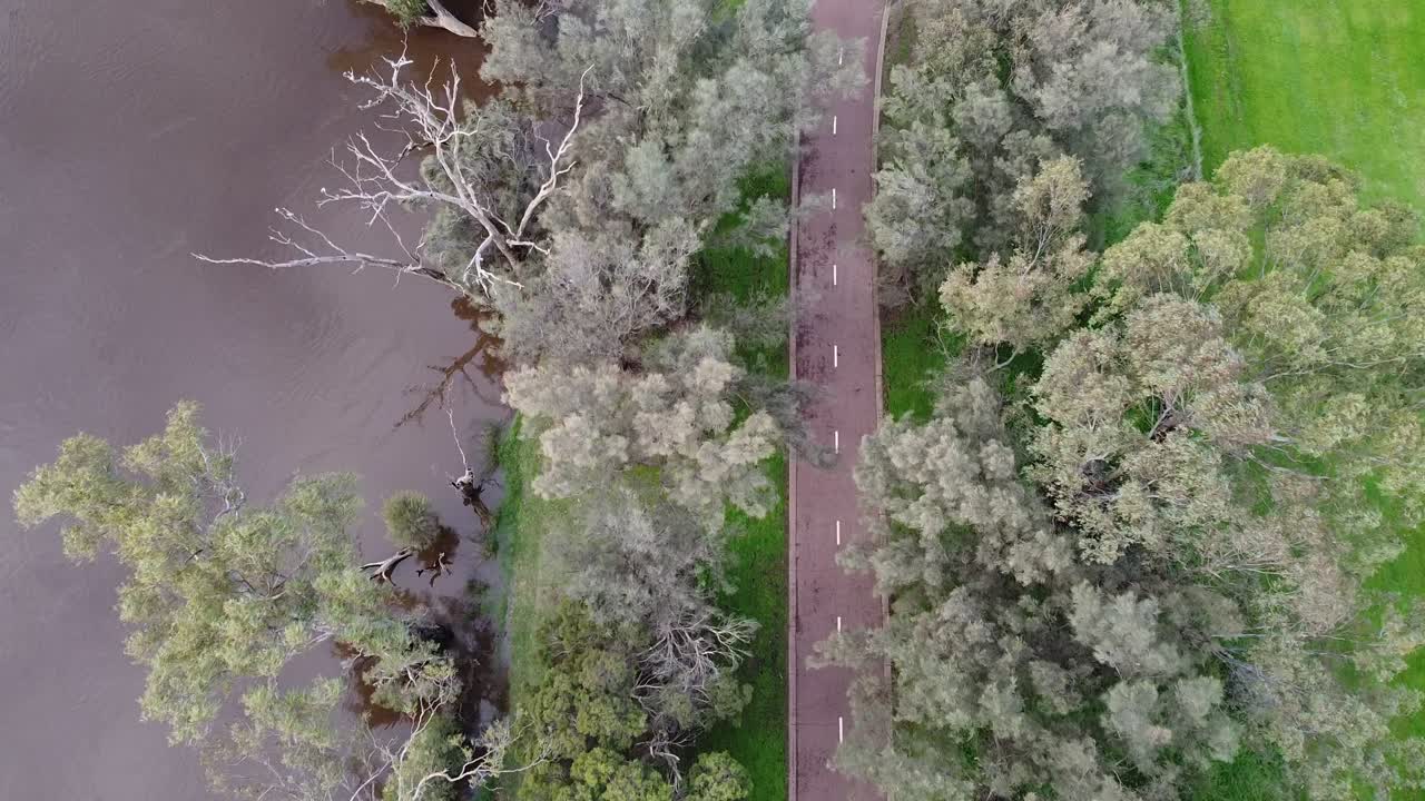 근처 공원을 통과하는 자전거 도로의 조감도