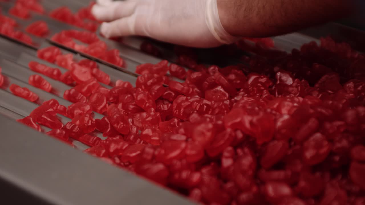 producción de vitaminas gomosas rojas en fábrica para la industria nutracéutica