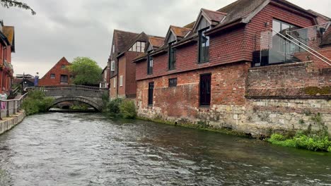 Aufnahme-Des-Flusses-Itchen-Im-Zentrum-Von-Winchester