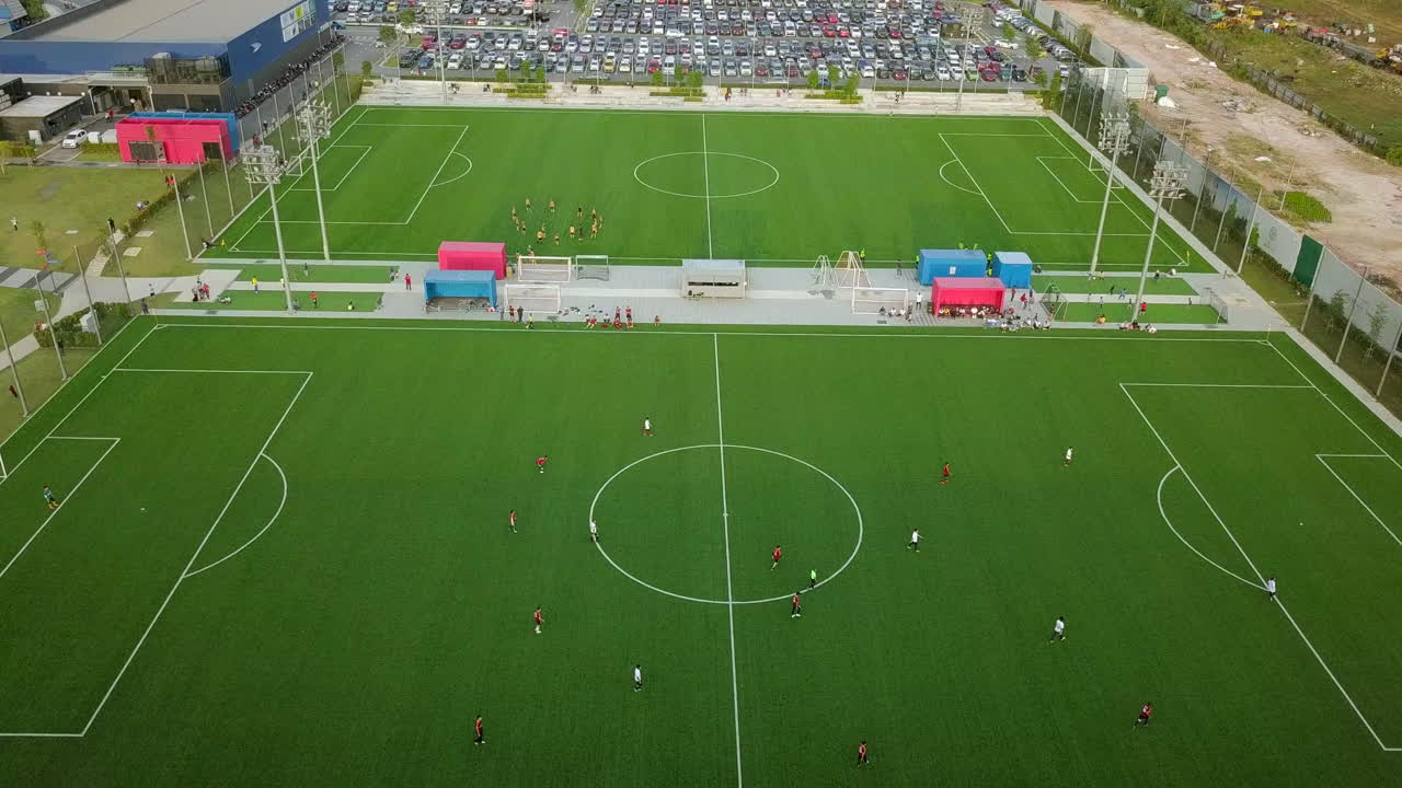 эти кадры показывают людей, играющих в футбол на футбольном поле эко арденс