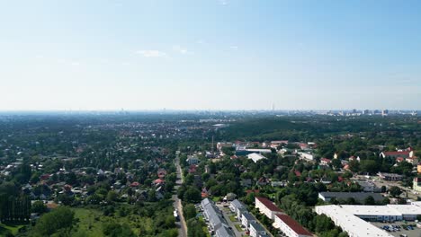 An-Einem-Warmen,-Sonnigen-Sommertag-Die-Ikonische-Berliner-Skyline-Aus-Der-Ferne-Einfangen