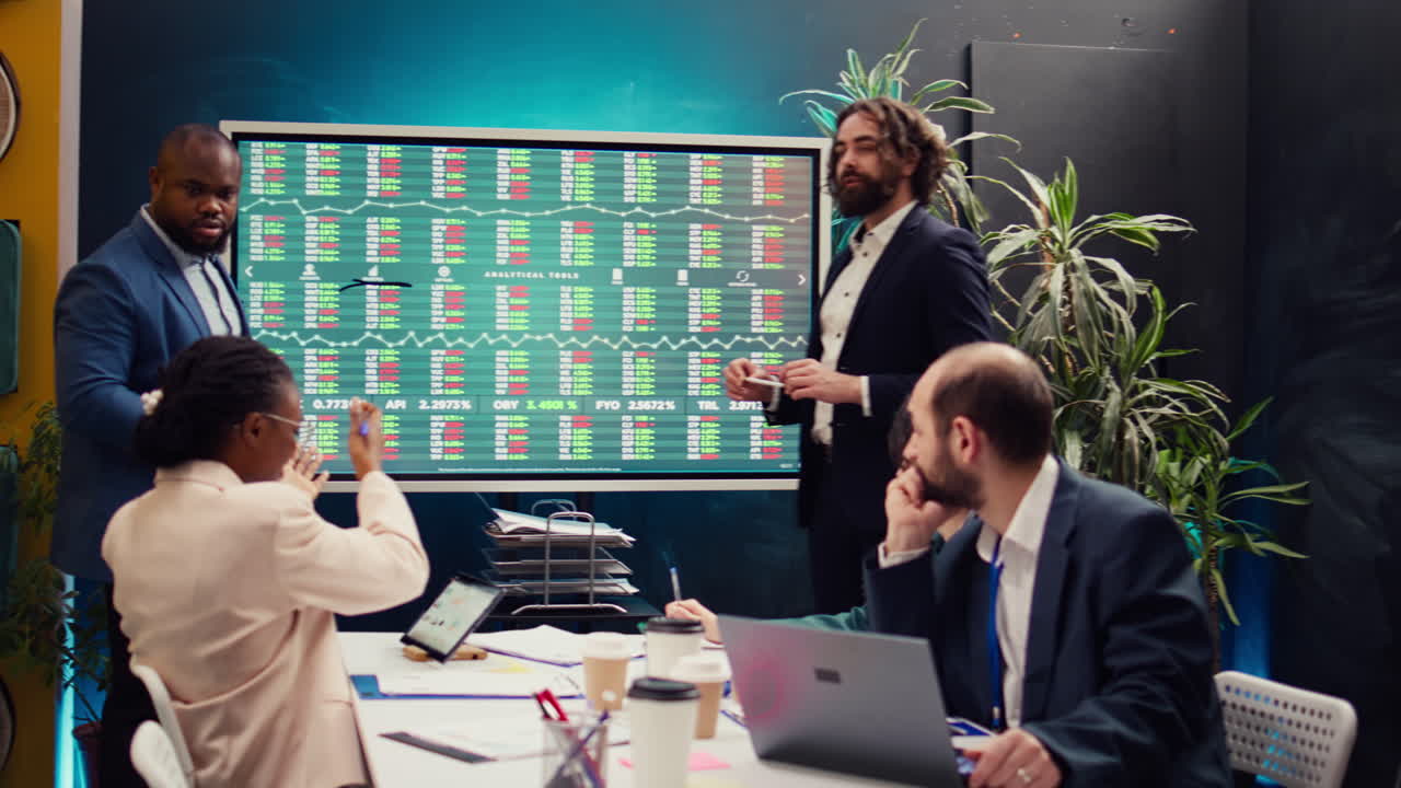 equipo de analistas de negocios siguiendo las tendencias del comercio de acciones en un tablero interactivo