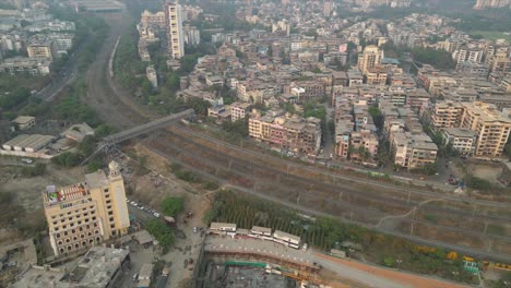 Zug,-Der-An-Bahngleisen-Vorbeifährt,-Drohnenschuss,-New-Mumbai-Seawoods-Darave