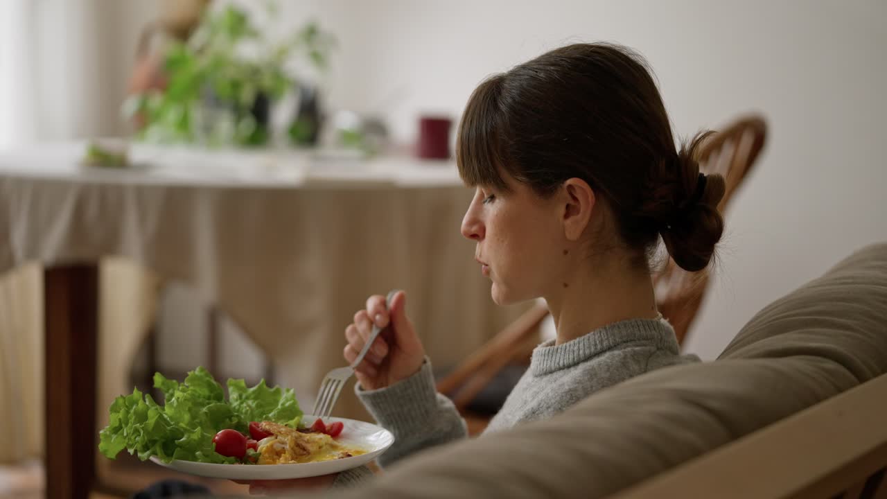 mujer desayunando en casa