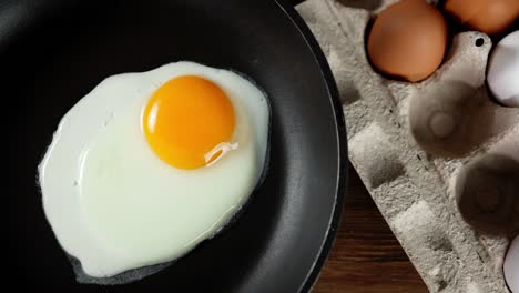 la sartén con el huevo y los huevos en la caja de cartón giran lentamente.