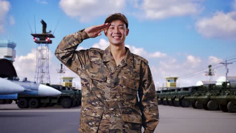 soldado sonriente saludando en la base aérea