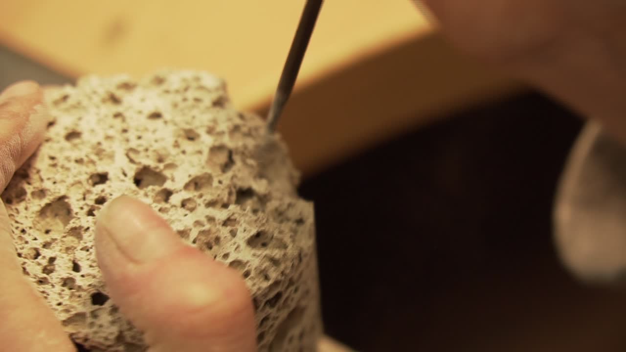 둥근 파일이 있는 무너져가는 콘크리트 실린더 - 슬로모로 클로즈업 샷