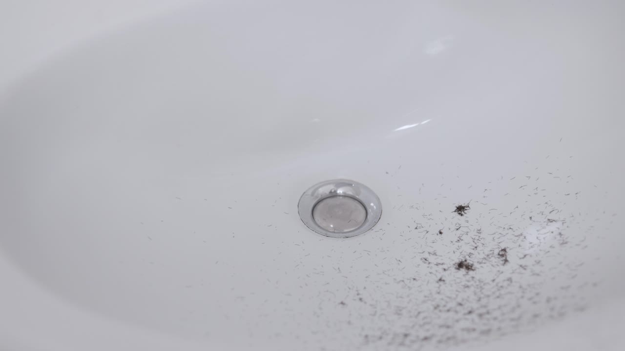 lavabo del baño con pelo de recortar barba - cámara lenta
