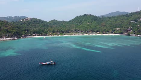 Das-Flache,-Türkisfarbene-Wasser-Der-Shark-Bay,-Ko-Tao,-Thailand