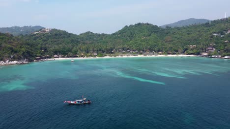 las aguas poco profundas y turquesas de la bahía de los tiburones, ko tao, tailandia